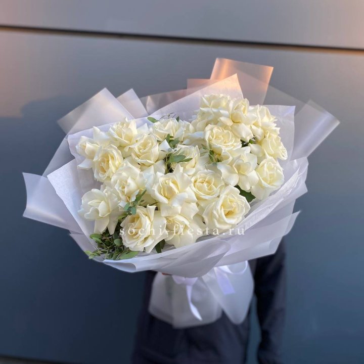 Пышный букет из белых роз в Костроме