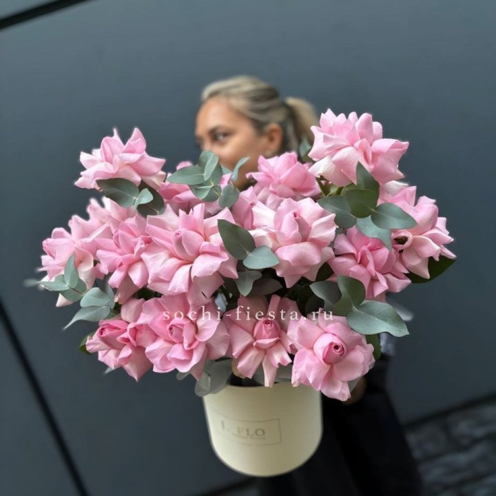 17 Розовых французских роз в боксе в Костроме