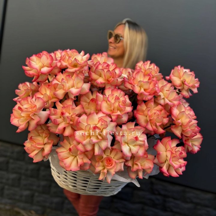 45 французских роз Джумилия в корзине в Костроме