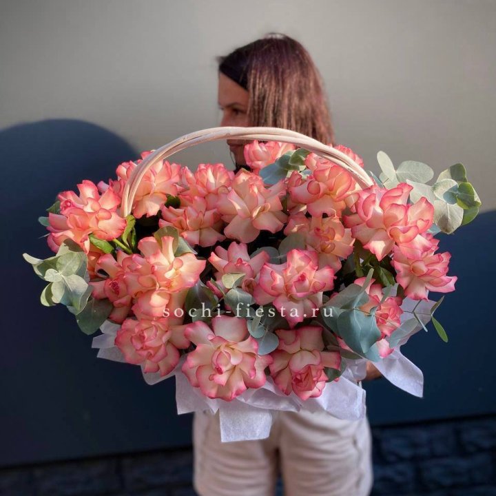 25 Французских роз Джумилия в корзине в Костроме