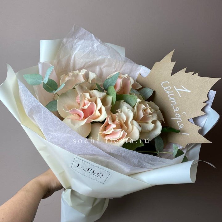 Букет кремовых роз к дню знаний в Костроме