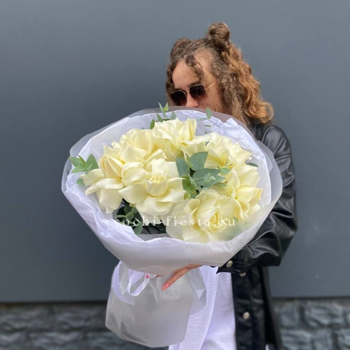 7 Белых французских роз  в Костроме