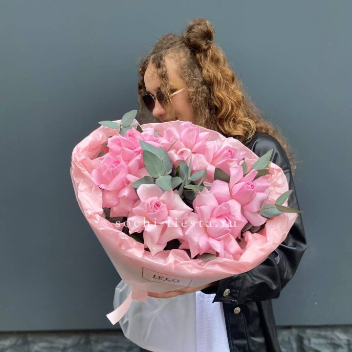 7 розовых роз в Костроме