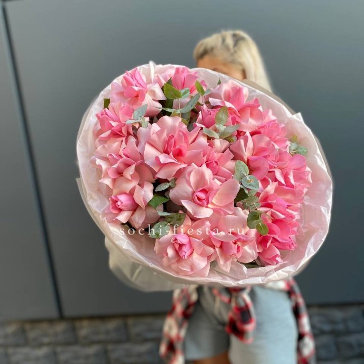 17 розовых роз в Костроме