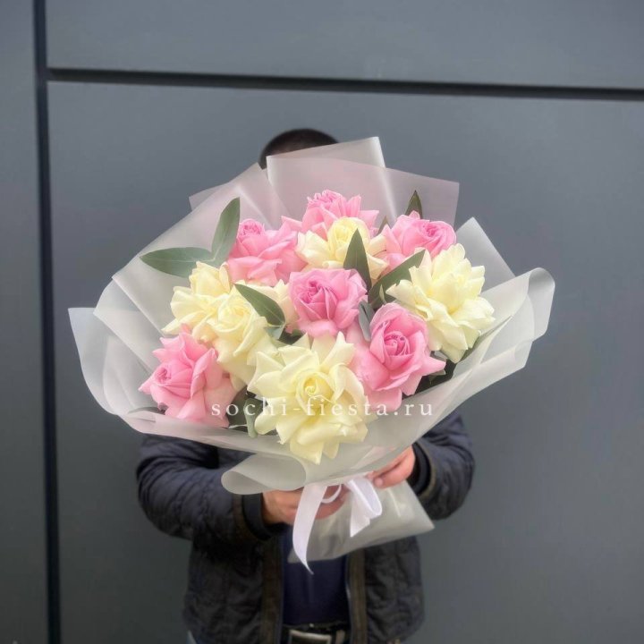 11 бело-розовых роз в Костроме