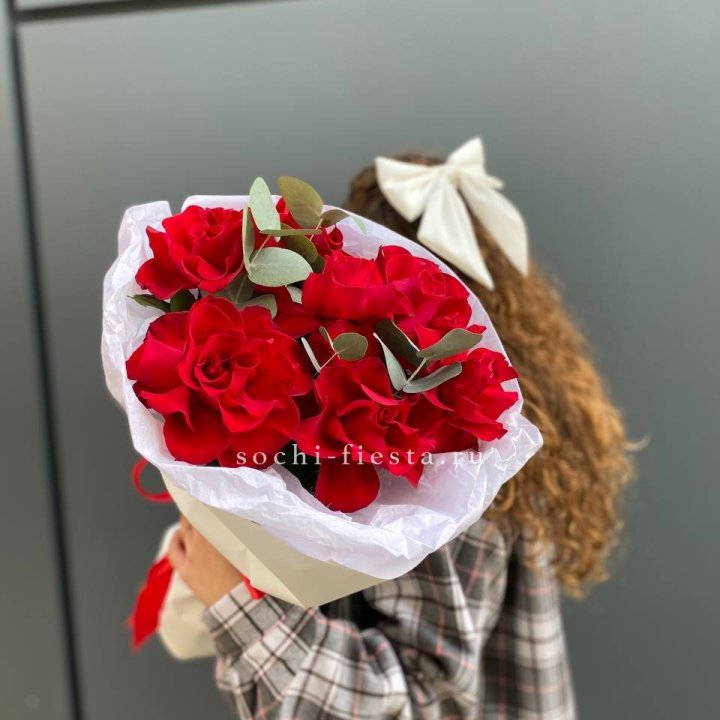 7 красных французских роз в Костроме