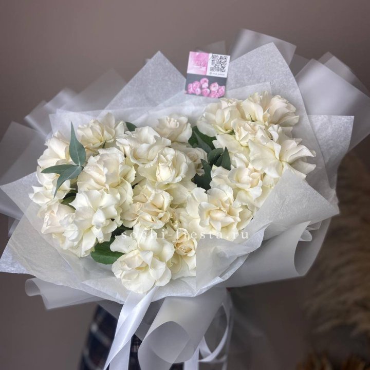 21 французских роз с эвкалиптом в Костроме