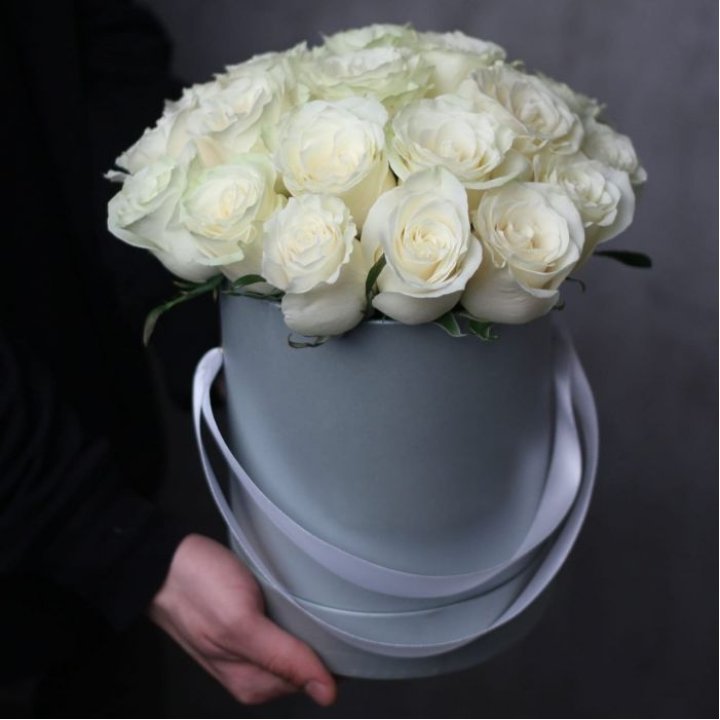 15 белых роз в цилиндре в Костроме