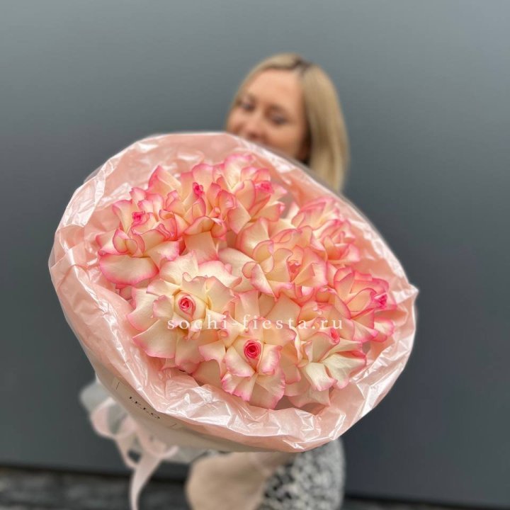 9 французских роз Джумилия в нежном оформлении в Костроме