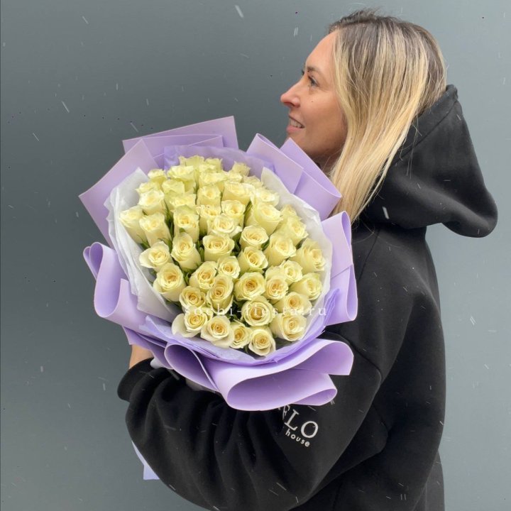 51 белая кенийская роза в оформлении в Костроме