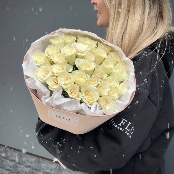 31 белая роза в оформлении в Костроме