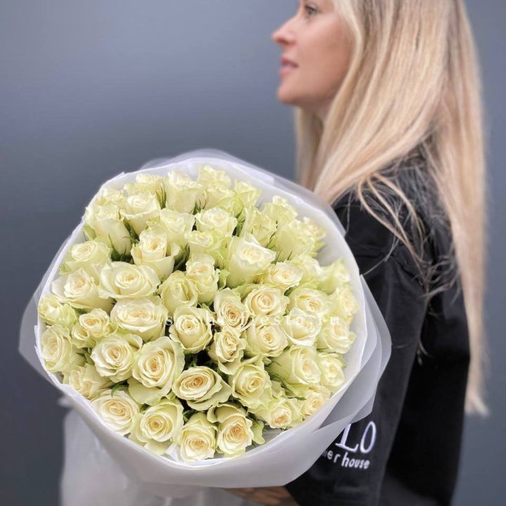 Воздушный букет из 51 белой кенийской розы в Костроме