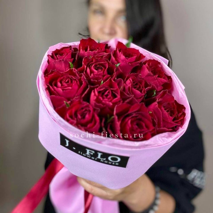11 красных роз мадам ред в Костроме