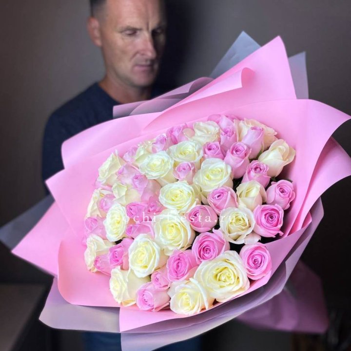 51 белых и розовых роз в Костроме