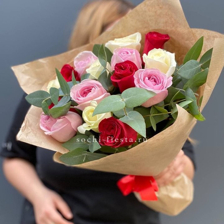 Букет из 15 роз с эвкалиптом в Костроме