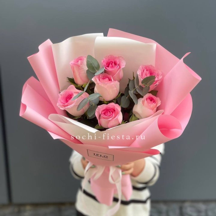 7 роз с эвкалиптом в Костроме