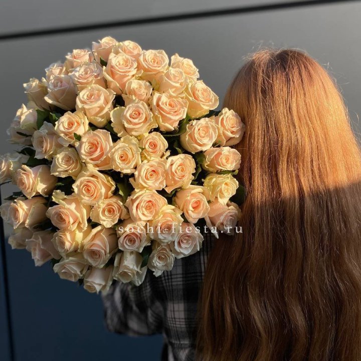 Охапка кремовых роз в Костроме