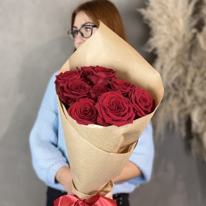 9 красных роз в крафте в Костроме