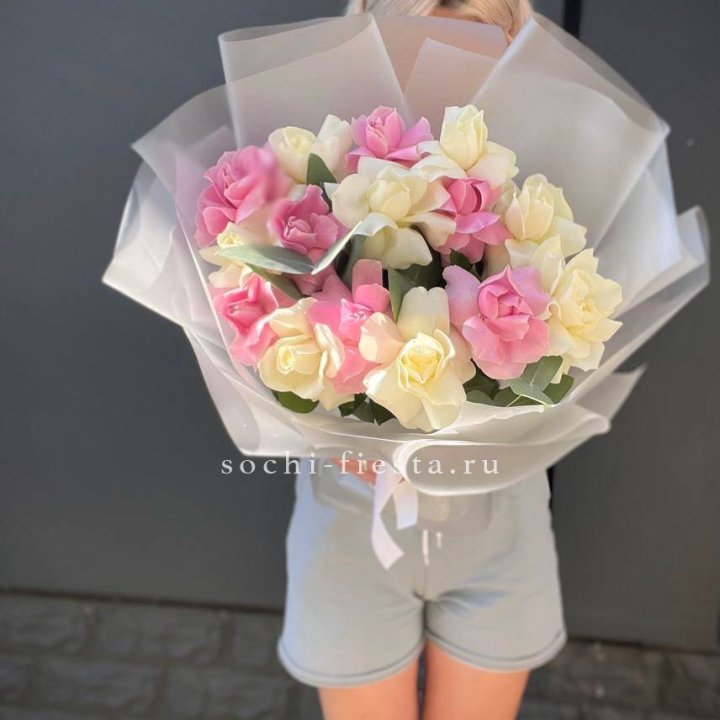 15 бело-розовых роз в Костроме