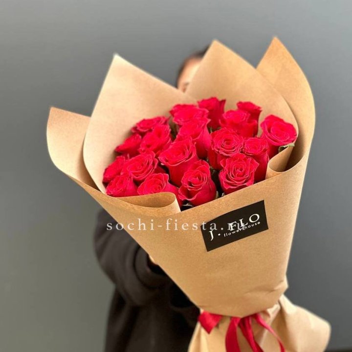 19 красных роз в крафте в Костроме