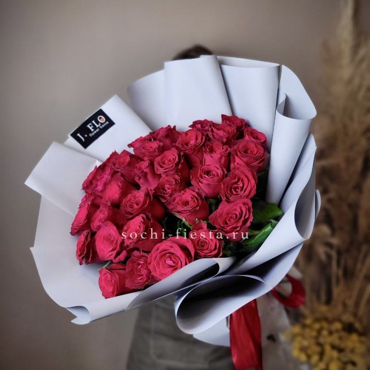 Красные розы 33 шт в Костроме
