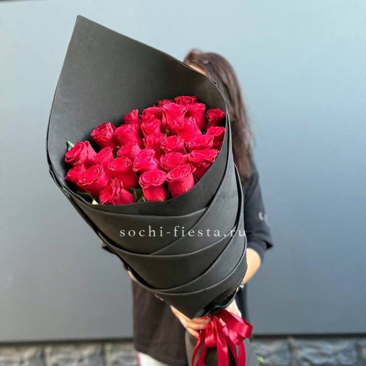 25 высоких красных роз в Костроме