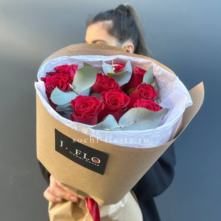 9 роз с эвкалиптом в Костроме