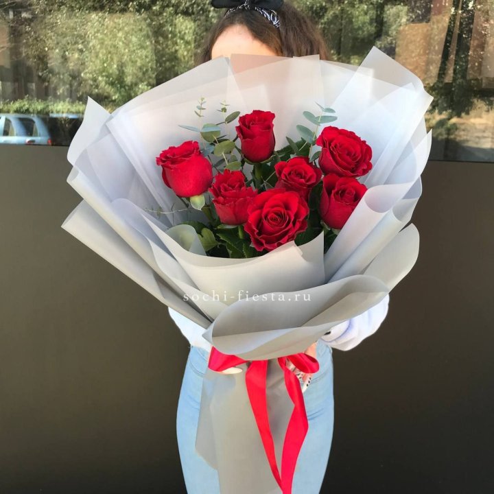 7 красных роз с эвкалиптом  в Костроме