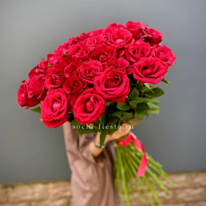 51 высокая красная роза в Костроме