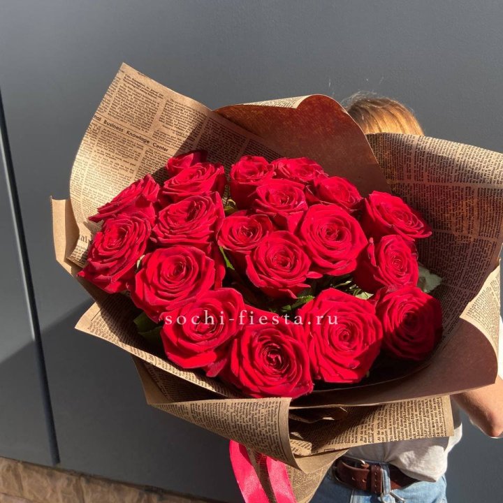 19 красных роз Леди Крафт в Костроме