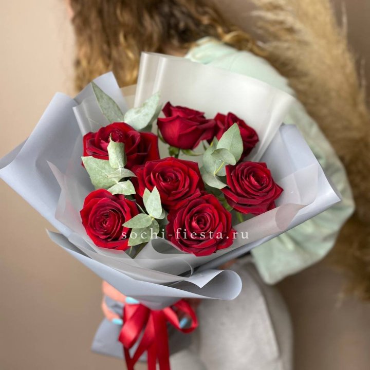 7 красных роз в Костроме