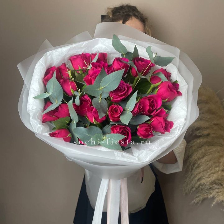 25 малиновых роз с эвкалиптом в Костроме