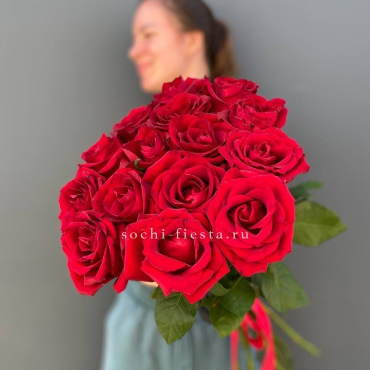 15 красных роз под ленту в Костроме