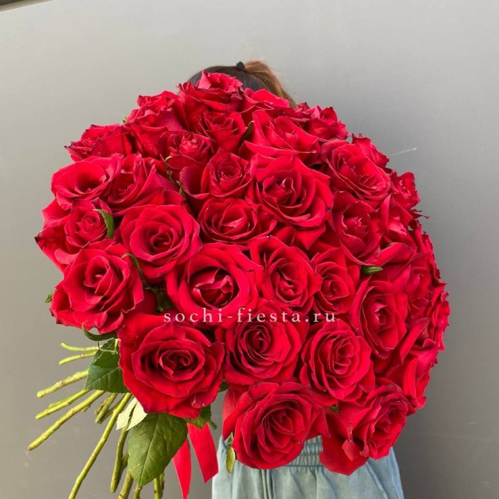 35 красных роз под ленту в Костроме