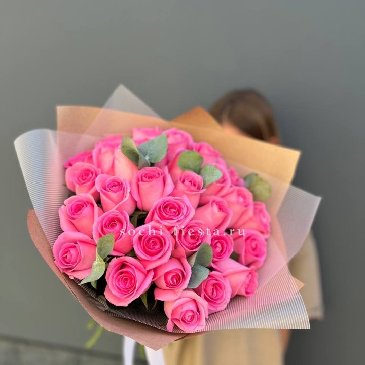 31 розовая роза с эвкалиптом в Костроме