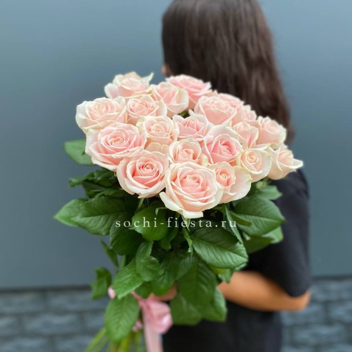 Высокие розовые розы в Костроме