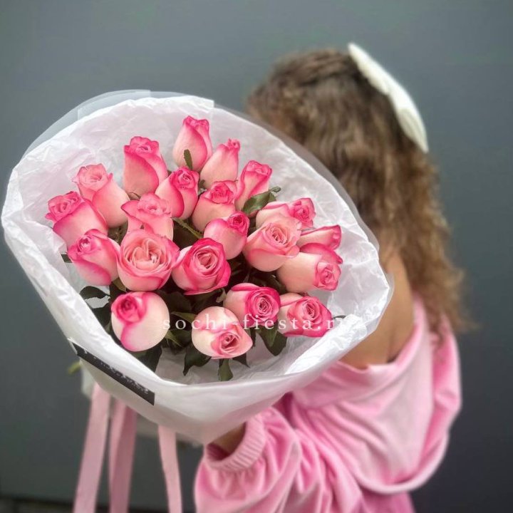 21 розовые розы Венди  в оформлении в Костроме