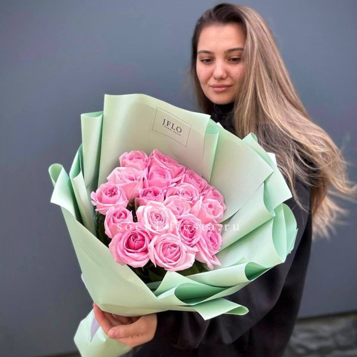 17 розовых роз в Костроме