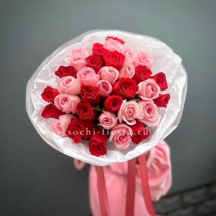Букет красных и розовых 35 роз в Костроме