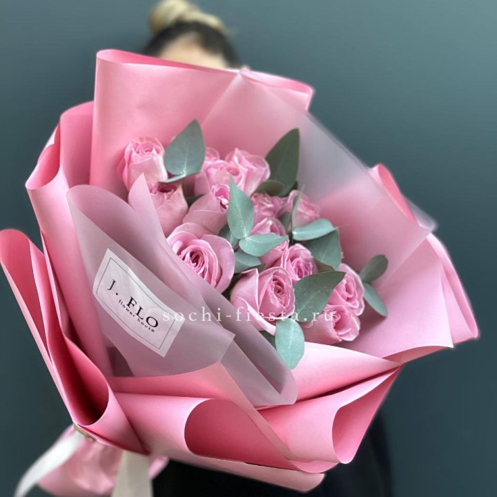 15 Розовых роз с эвкалиптом в Костроме