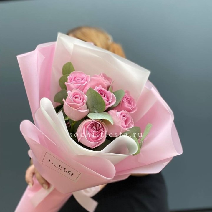 7 розовых роз с эвкалиптом в Костроме