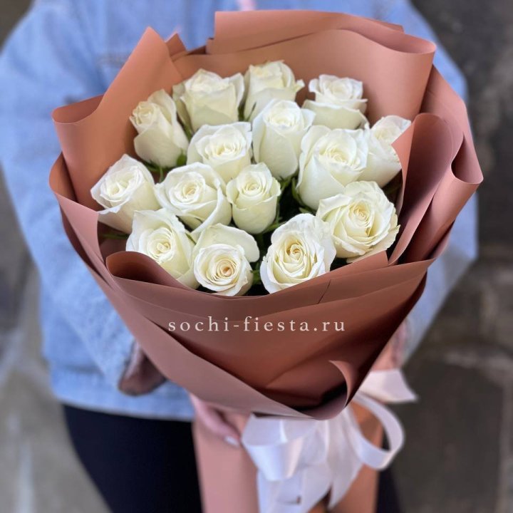 15 белых роз сиена в Костроме