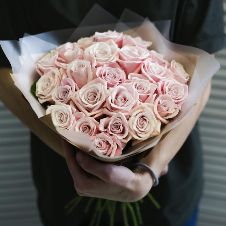 27 кремовых роз в Костроме
