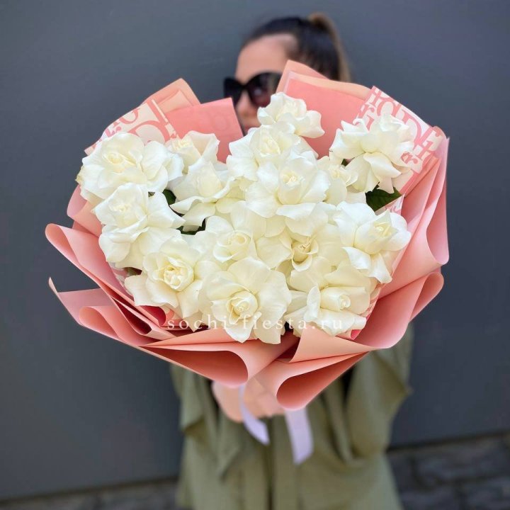 Белые розы "Аморе" в Костроме