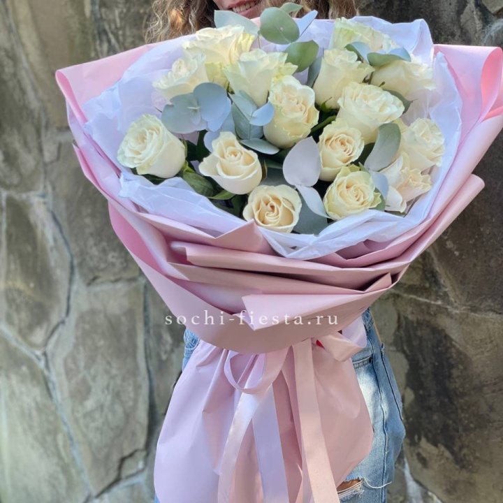 Белые розы в авторском оформлении в Костроме