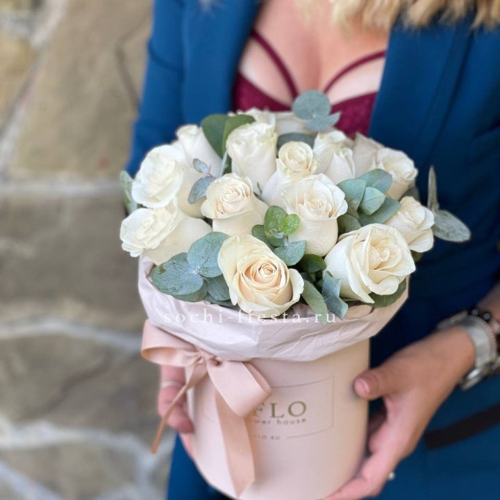 Цилиндр из белых роз в Костроме