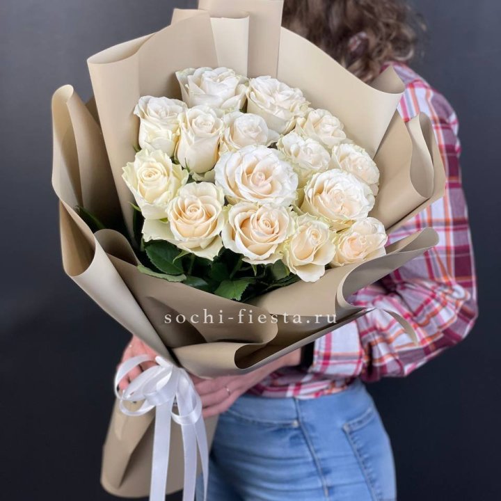 15 белых роз кофе в Костроме