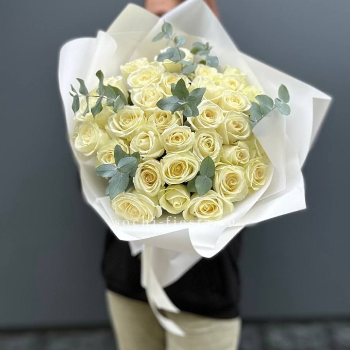 31 белая роза с эвкалиптом в Костроме