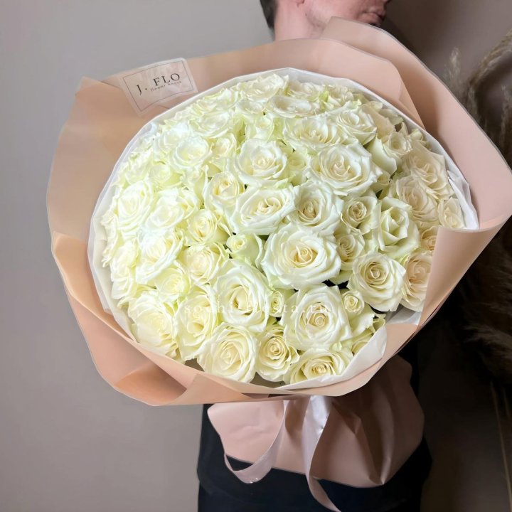 51 белая  роза в оформлении в Костроме