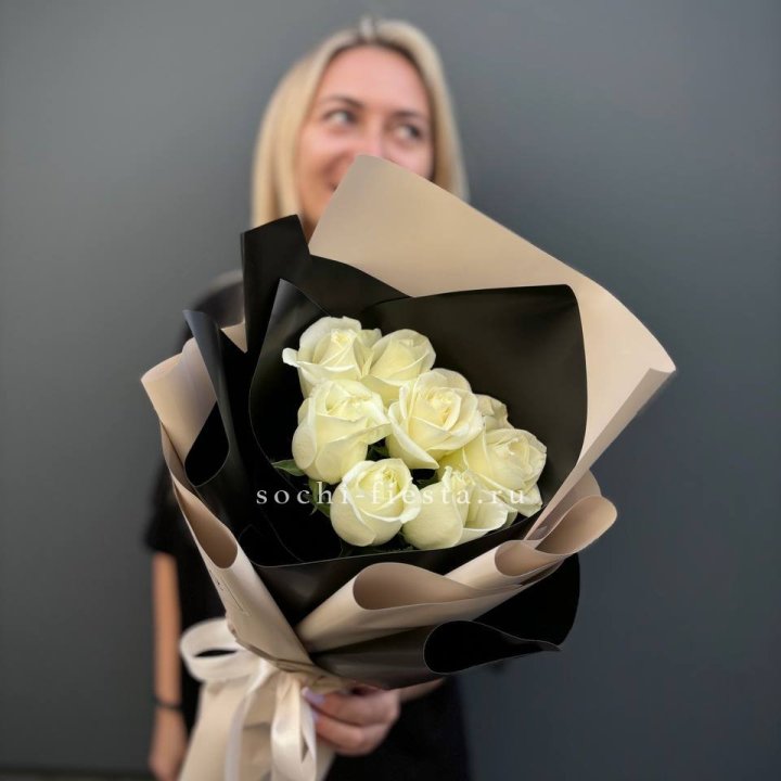 7 белых роз Иммерсив в Костроме